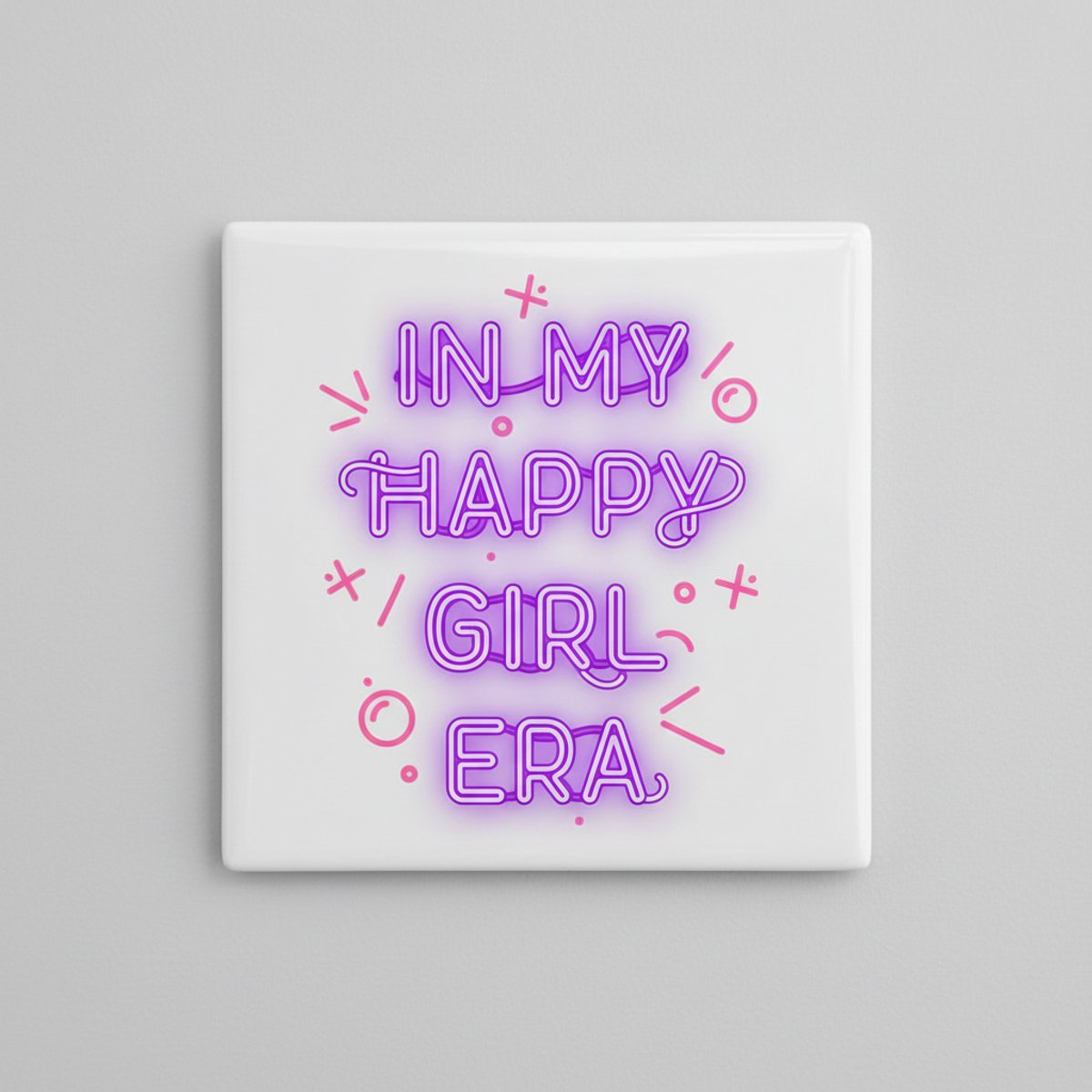 In My Happy Girl Era Decoratieve Tegel – Trendy Neon Stijl Tekst Wanddecoratie – Keramisch