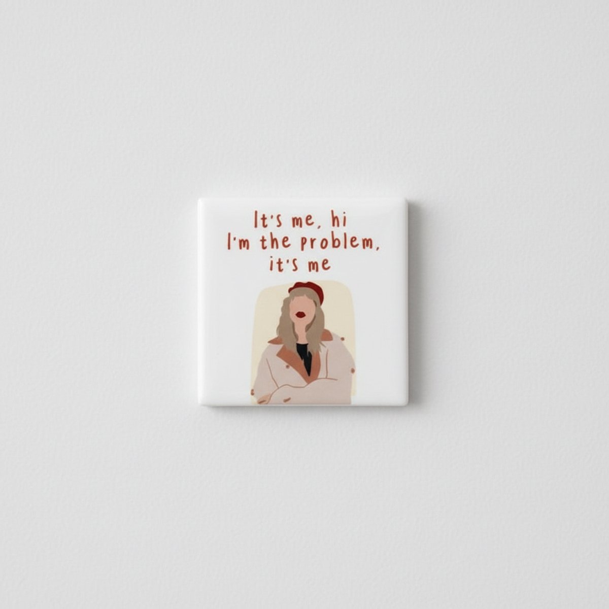 Nevolis “It’s Me, Hi, I’m the Problem” Keramische Tegel – Grappige Popcultuur Quote Wanddecoratie – 15 × 15 cm Multi Color