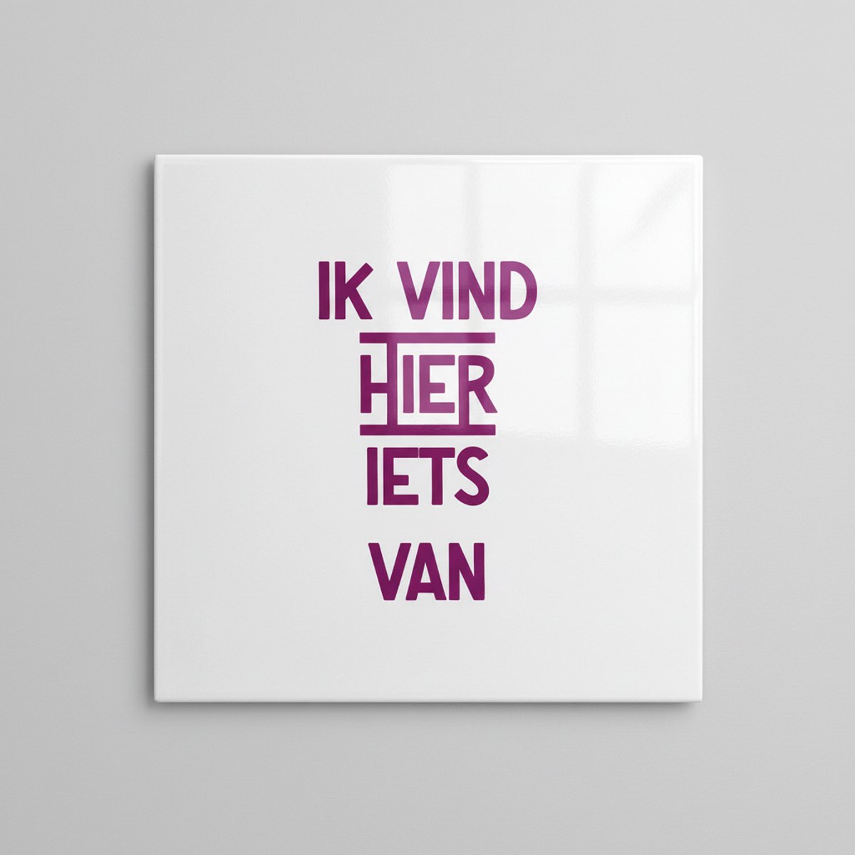 Tegel 15×15 cm met Grappige Tekst – “Ik Vind Hier Iets Van” – Moderne Decoratieve Keramisc