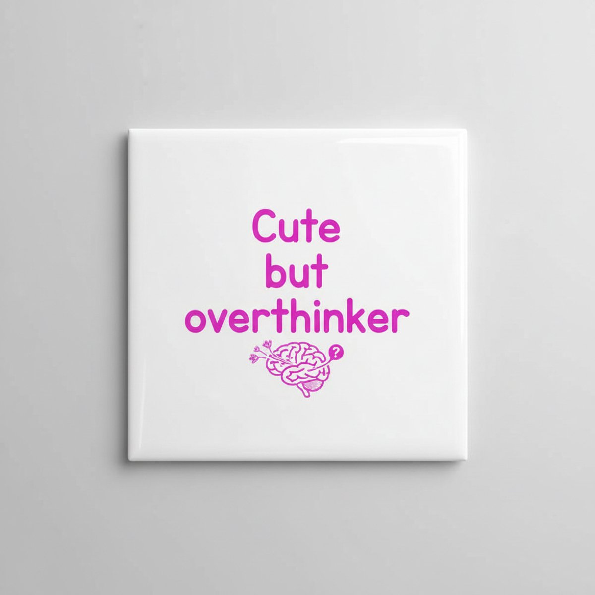 Nevolis Grappige 15×15 cm Keramische Tegel – “Cute but Overthinker” Quote Kunst Schattige Brein Illustratie Wanddecoratie Multi Color
