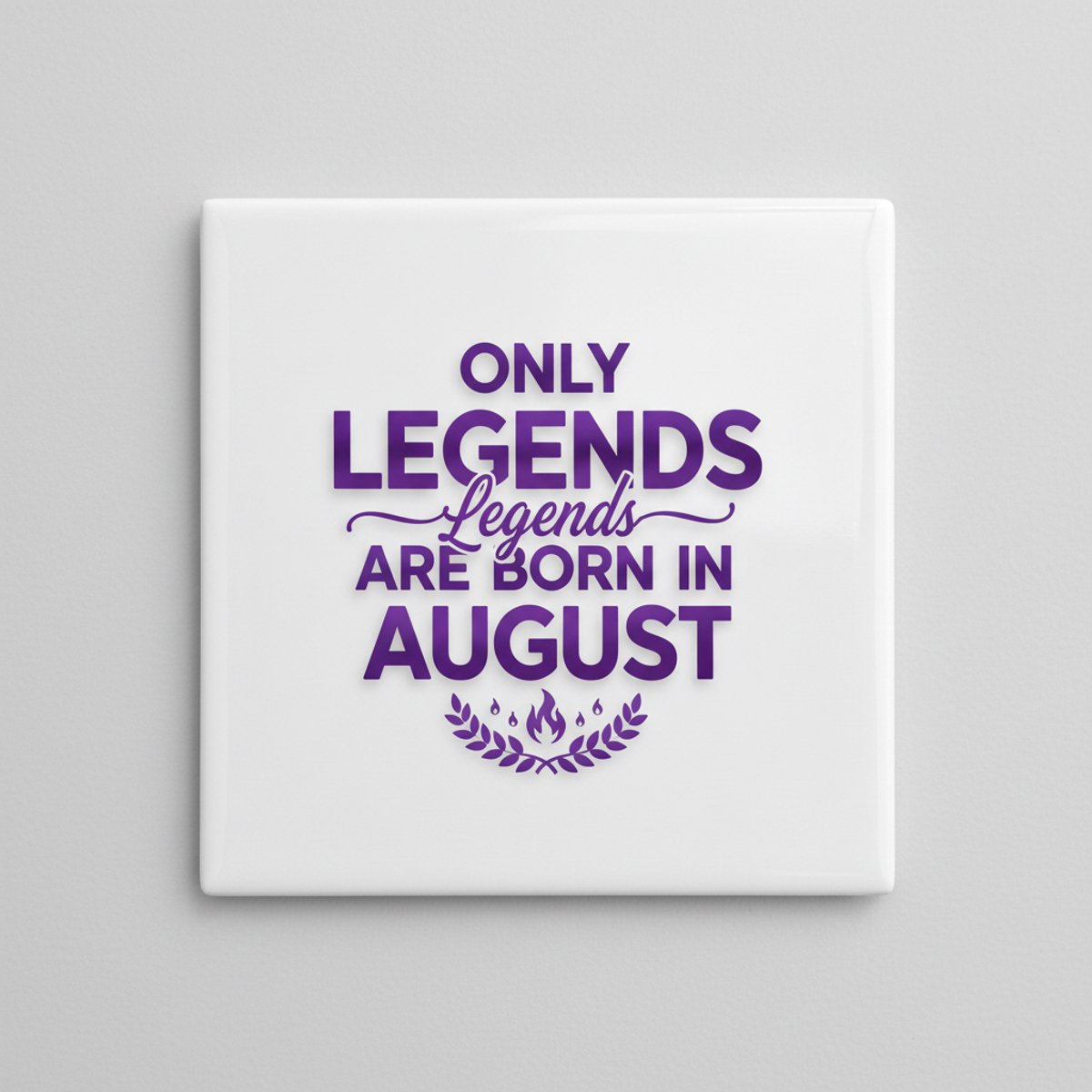 Nevolis “Only Legends Are Born in August” Decoratieve Verjaardagstegel – Uniek Keramisch Cadeau – 15×15 cm Multi Color