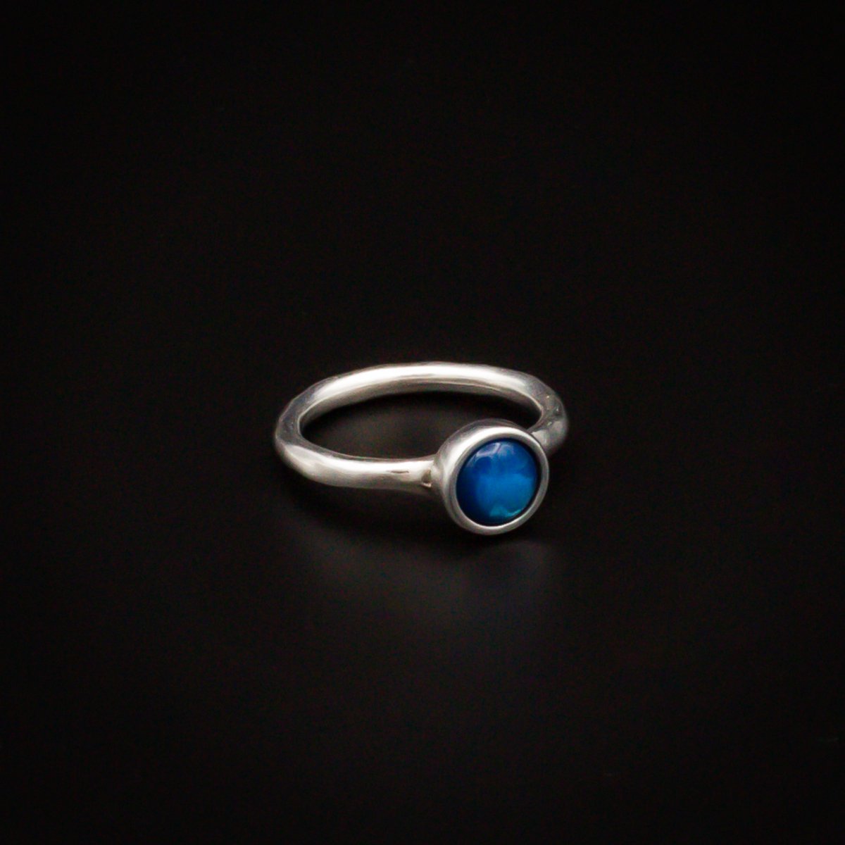 Qoss Ring Coco – Smalle Zilverkleurige Ring met 6 mm Cabochon | Nikkelvrij | Handgemaakt | Combineerbaar | Saffier | Maat L