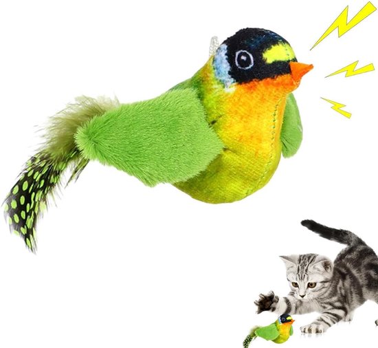 Groen pluche vogeltje met gele borst, zwarte kop en staart; naast een kitten dat ernaar kijkt.