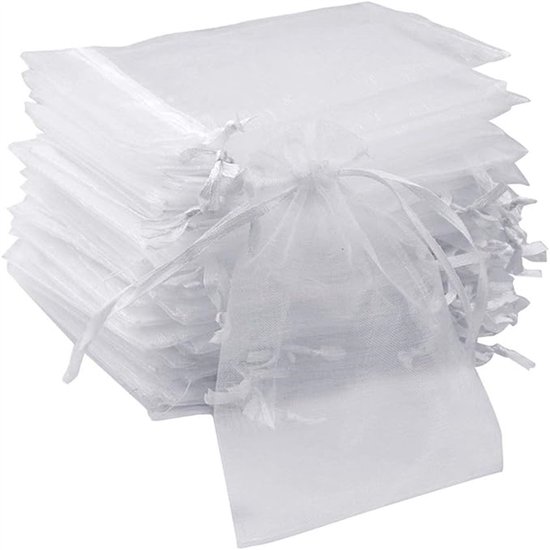 Stapel witte organza zakjes, één zakje vooraan gevuld en gesloten met trekkoordjes.