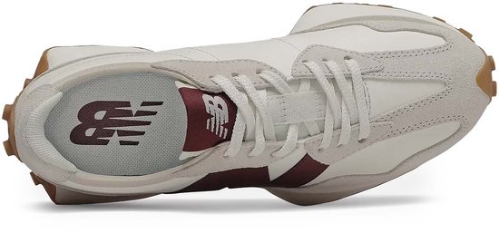 Bovenaanzicht van een witte New Balance sneaker met bordeauxrode details en het New Balance logo op de binnenzool.