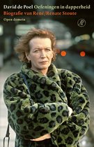 Een vrouw met rood haar in een groen luipaardprint jas, met de tekst 'David de Poel Oefeningen in dapperheid Biografie van René/Renate Stoute Open domein AP'.