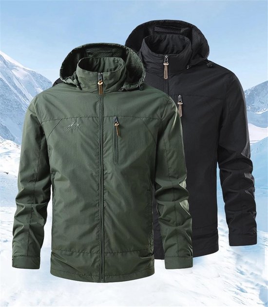 Twee mannen dragen groene en zwarte outdoor jassen met capuchon, voor een besneeuwde bergachtergrond.