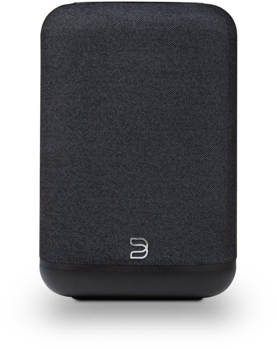 Zwarte Bluesound Pulse Flex speaker met logo aan de voorzijde, op witte achtergrond.