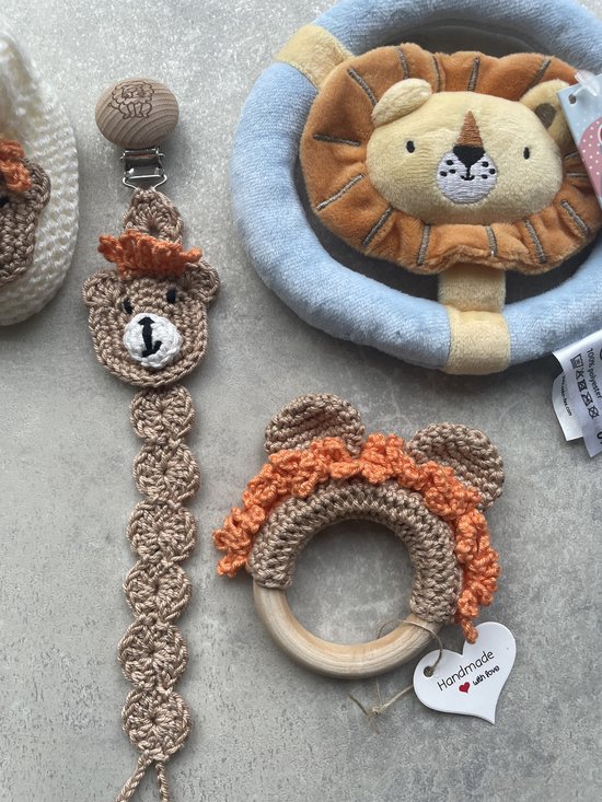 Maminobaby.nl | Baby geschenkset jongens | Handgehaakte babyslofjes | Handgemaakte bijtring | Handgemaakte speenkoord | Babyshower | Babyslofjes 0–6 maanden | Handgemaakt babycadeau| Uniek baby cadeau | Kraamcadeau | — afbeelding 2