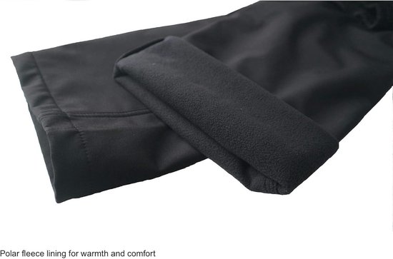 Gedetailleerd beeld van de fleece voering van een zwarte softshell broek.