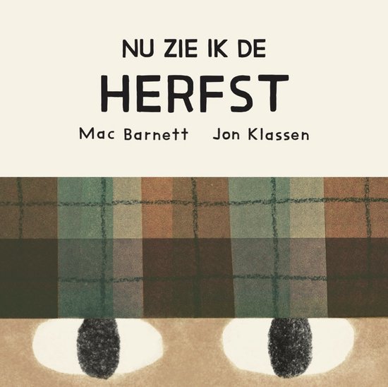 Boekcover met de titel 'NU ZIE IK DE HERfst' in grote letters, daaronder 'Mac Barnett Jon Klassen'. Een geruite achtergrond van groen, bruin en oranje, met de ogen van een persoon zichtbaar aan de onderkant.