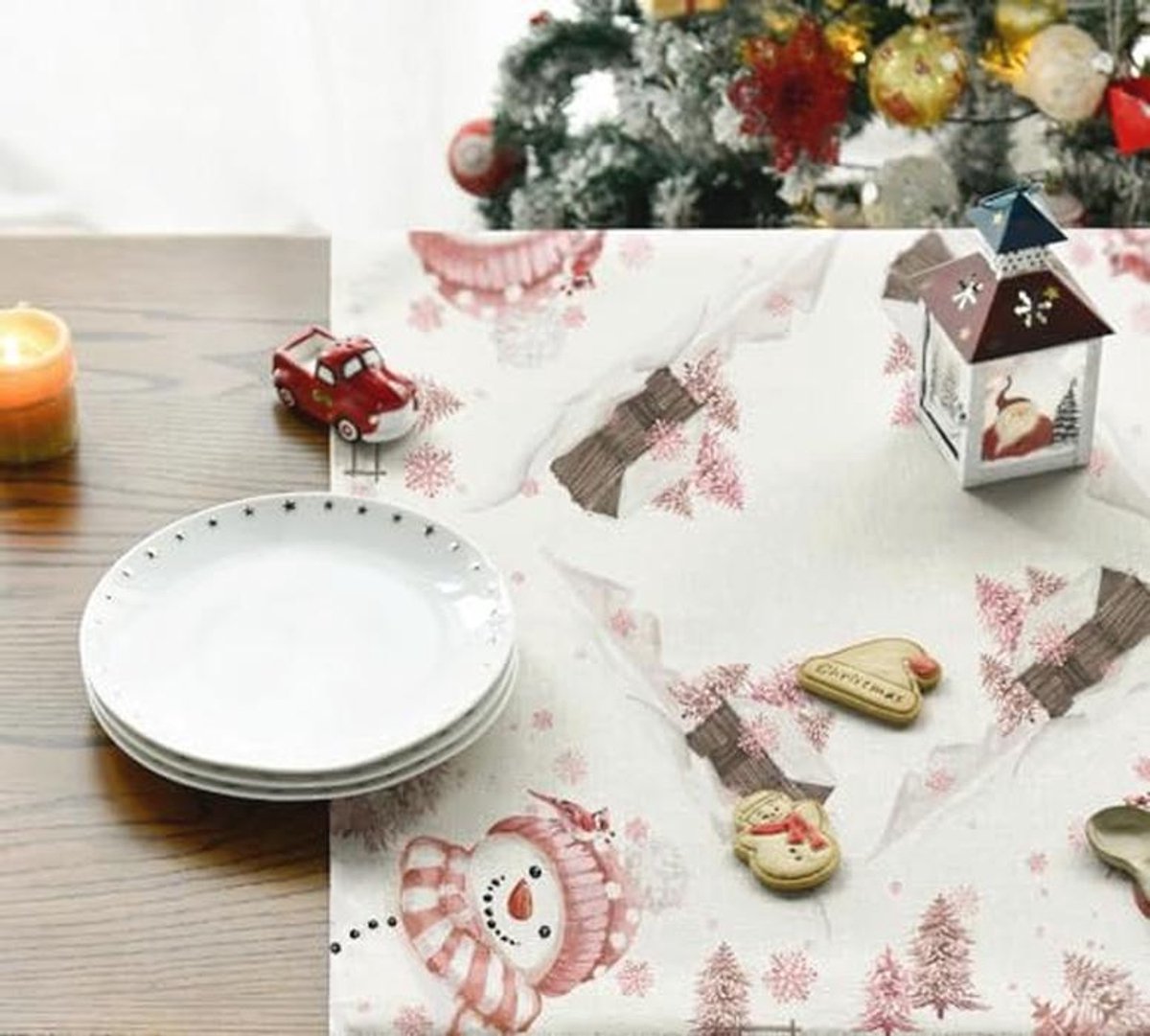 Kersttafelkleed met roze sneeuwpop en bomen - 100 x 100 cm - Winter decoratie voor binnen