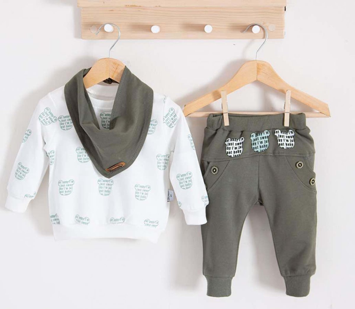 Baby Jongens 3 pce Kledingset - babykleertje - babykleding - donker olijfgroen/khaki - nekdoek - 12mnd
