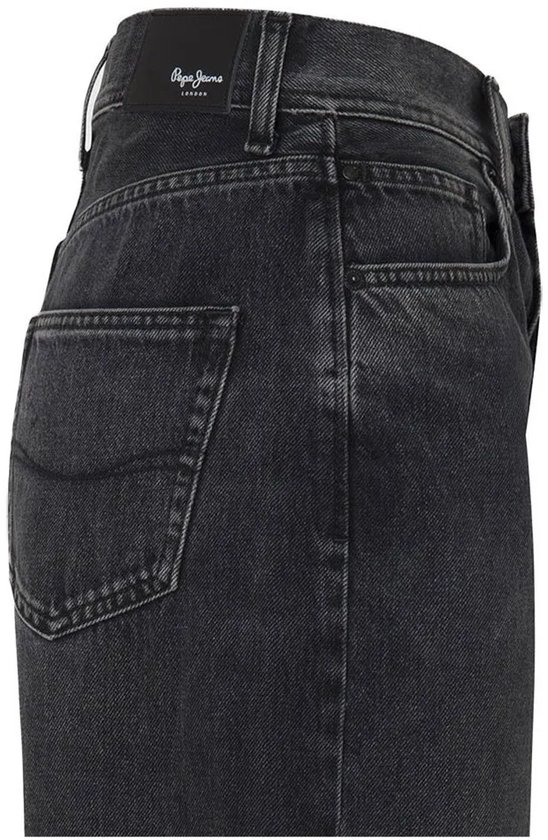 Detail van de achterzak en tailleband met Pepe Jeans London label in zwart denim.
