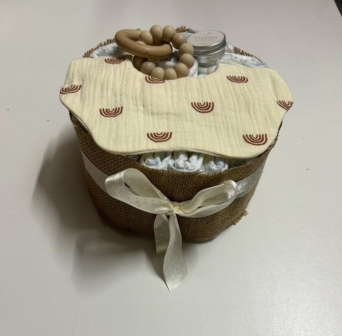 Luiertaart Neutraal – Regenboog Slab + Houten Ringrammelaar Beige + Natuurlijke Balsem – Handgemaakt Kraamcadeau / Babyshower Gift
