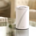 Witte Deco BE65 router met grijze lijnen en 'deco' logo, staand op een glazen tafel.