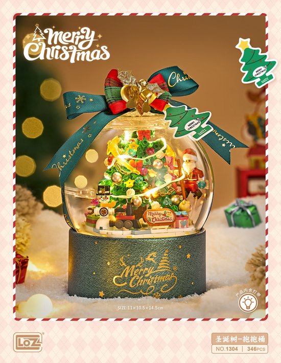 Kerstdecoratie bol met kerstboom, sneeuwpop, trein en de Kerstman. Groene basis met 'Merry Christmas'.