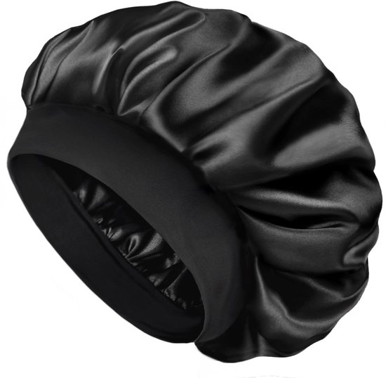 Un bonnet de nuit en satin noir avec une large bande élastique.