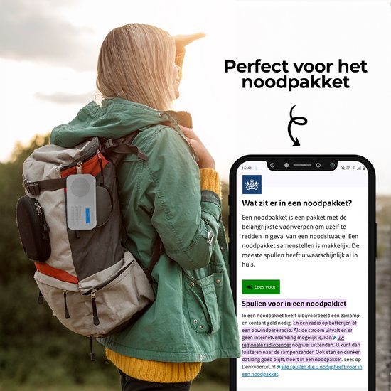 Vrouw met rugzak in de natuur, met een witte Denver radio bevestigd aan de rugzak. Op de telefoon wordt de tekst "Wat zit er in een noodpakket?" getoond.
