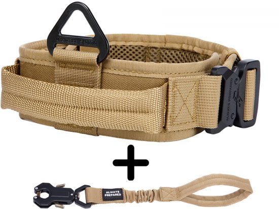 Beige hondenhalsband en een korte, beige riem met zwarte clip, geïsoleerd op een witte achtergrond.
