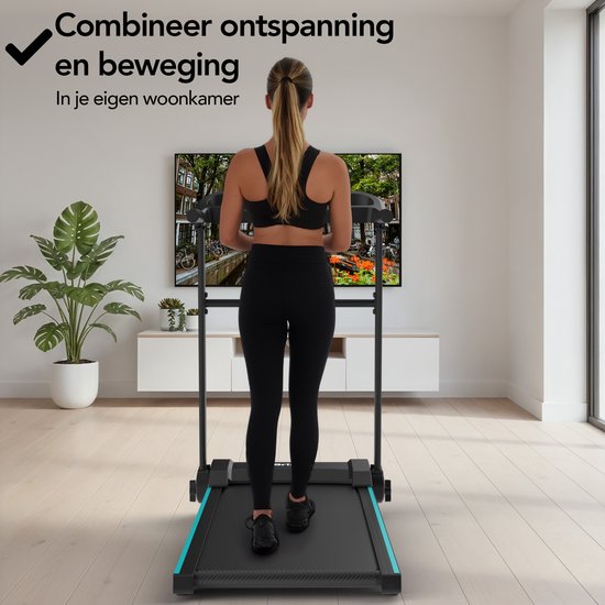 Vrouw loopt op loopband in een woonkamer met een tv aan de muur.