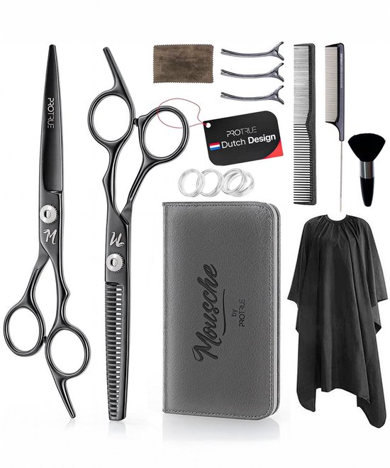 Een set van 15 kappersartikelen, waaronder scharen, kammen, clips, mantel en tasje.