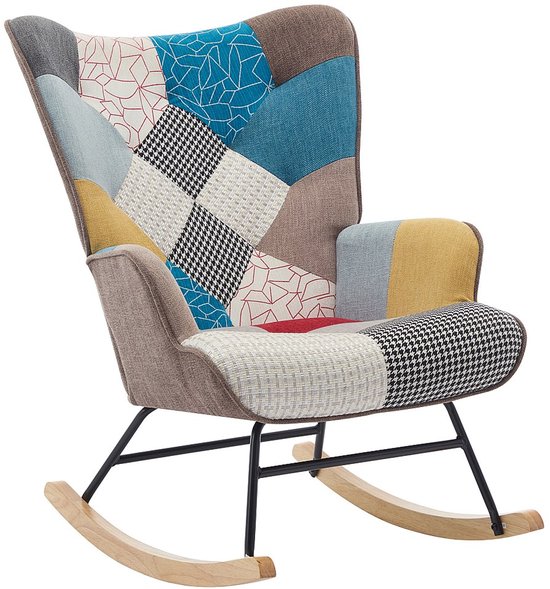 Een fauteuil met patchwork design in diverse kleuren en patronen, met houten schommelaars.