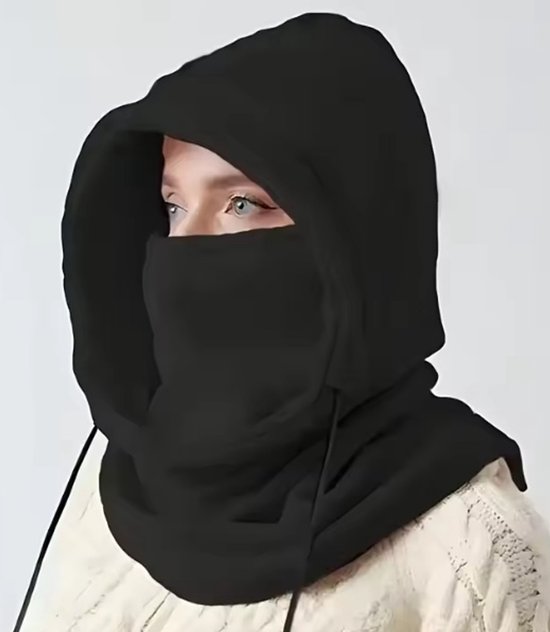 Zwarte capuchonsjaal met geïntegreerd gezichtsmasker en trekkoord, gedragen door een model in een witte kabeltrui.
