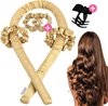 Gouden satijnen krulrol met scrunchies en haarklem, naast een vrouw met lange, golvende bruine lokken.