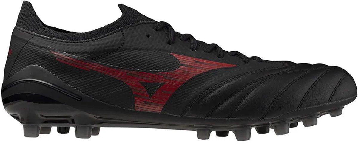 Mizuno Morelia Neo IV Beta Elite AG voetbalschoenen in zwart met rode details, ontworpen voor snelheid en grip op het veld.