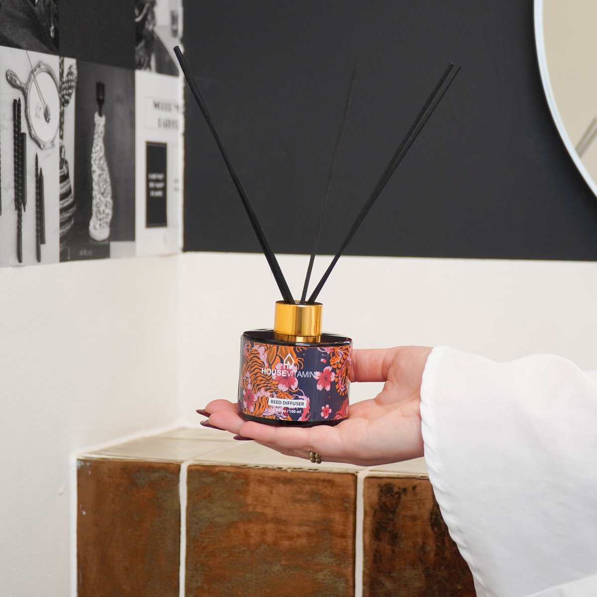 Reed Diffuser Geurstokjes 100ml – Kruidig- Luxe Geurverspreider van Glas met Zwarte Stokjes – Fris & Vrolijk Design – Langdurige Geur – Perfect Cadeau voor Elke Gelegenheid — cadeau in Wonen & Interieur - foto 3