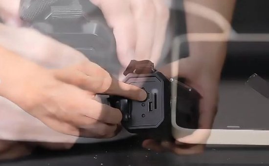 Living Goods - Radio d'urgence - Remontage Solar 20 000 mAh - MODÈLE 2025 - Banque d'énergie Solar Énergie solaire - Forfait d'urgence de Survie - Lampe de poche rechargeable - Forfait d'urgence - Ration d'urgence - Vert