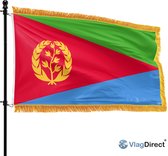 De Eritrese vlag met franjes op een vlaggenmast. De vlag heeft rode, groene en blauwe banen met een geel symbool.