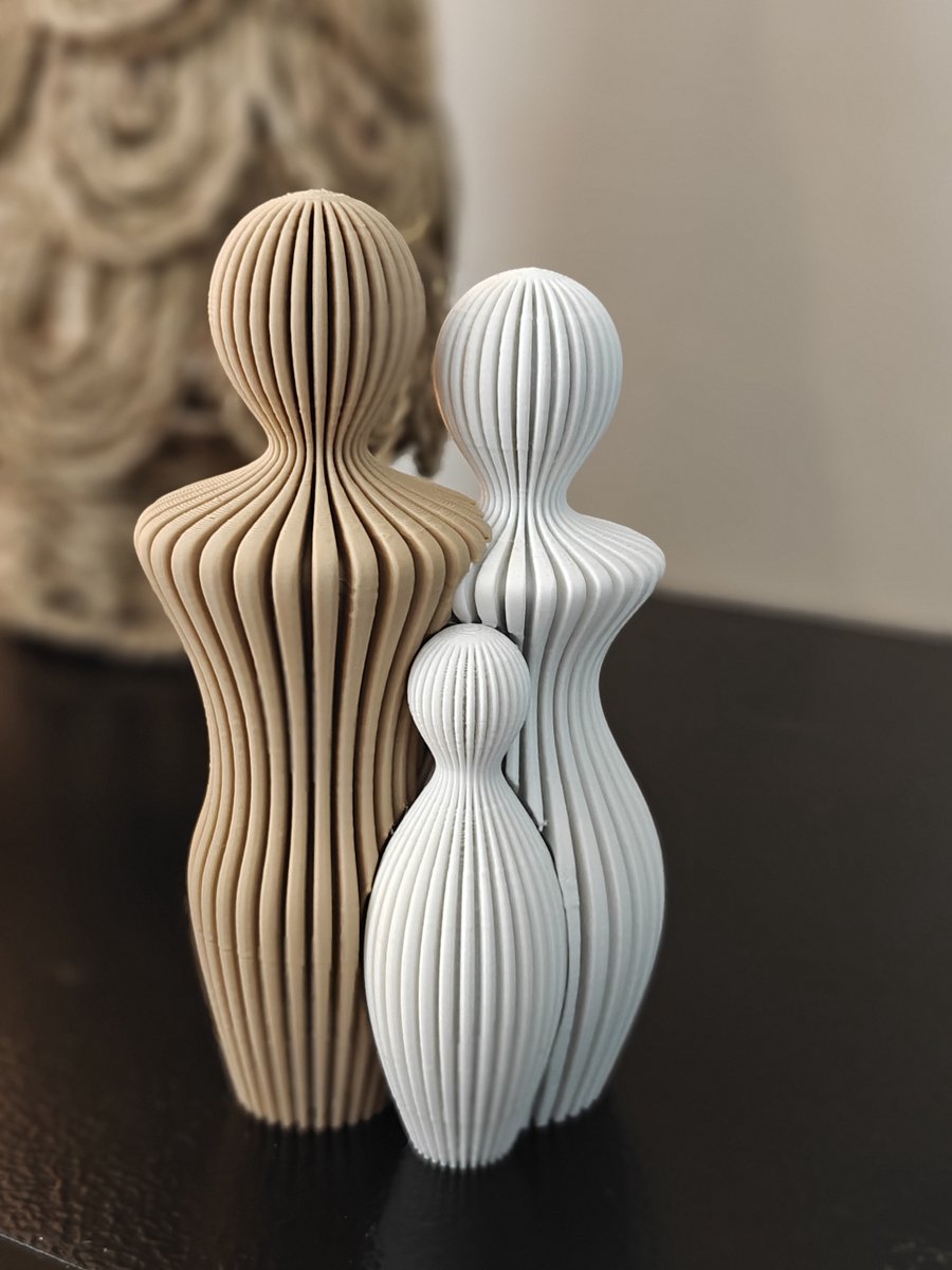 Modern Familie Beeldje – 14,5 cm – Abstract Design – Hout en Witte Kleuren – Gezinsbeeld met 1 kind – Decoratief Beeld voor Woonkamer of Kantoor