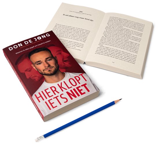 Boek met op de voorkant een man met baard en rode gezichten op de achtergrond. Een potlood ligt ernaast, met het boek open.