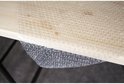 Transparante noppenfolie met kleine luchtbellen beschermt een houten plank.