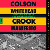 Boekomslag 'Crook Manifesto' van Colson Whitehead met zwart-wit straatfoto van New York op rood-gele achtergrond.