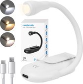 Wit leeslampje met clip, USB oplaadkabel en verpakking, met drie lichtkleuren.