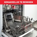 Oude en nieuwe onderdelen van een frituurpan in een vaatwasser. De tekst "GEMAKKELIJK TE REINIGEN" staat in het rood bovenaan.