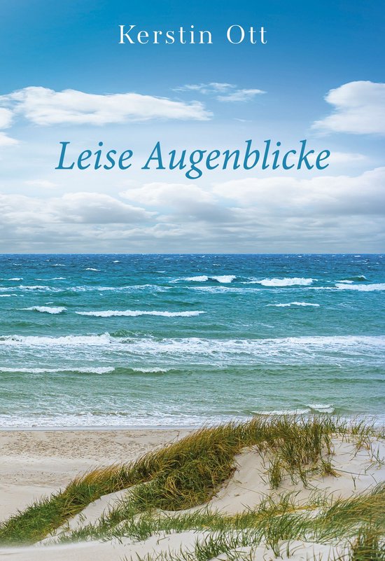 Boekcover met de titel "Leise Augenblicke" van Kerstin Ott, met een strandlandschap van duinen, zand en de ruige zee onder een lucht met wolken.
