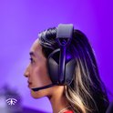 Zijaanzicht van een zwarte Logitech G gaming headset gedragen door een jonge vrouw met lang haar.