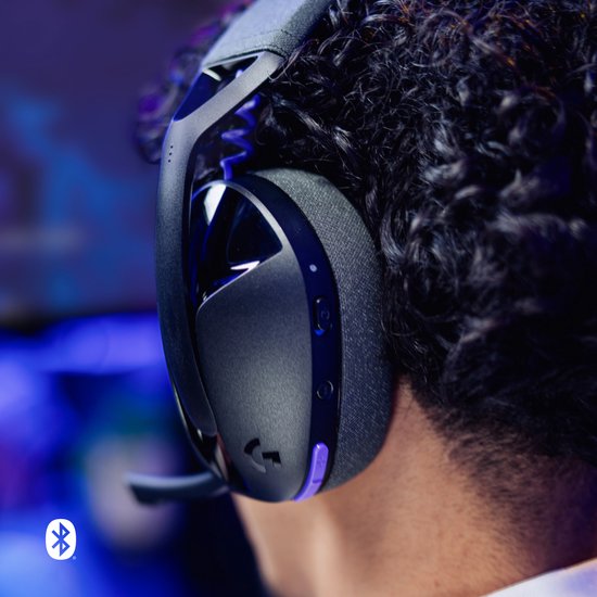 Zwarte Logitech G gaming headset met paarse accenten, gedragen door een persoon met krullend haar.