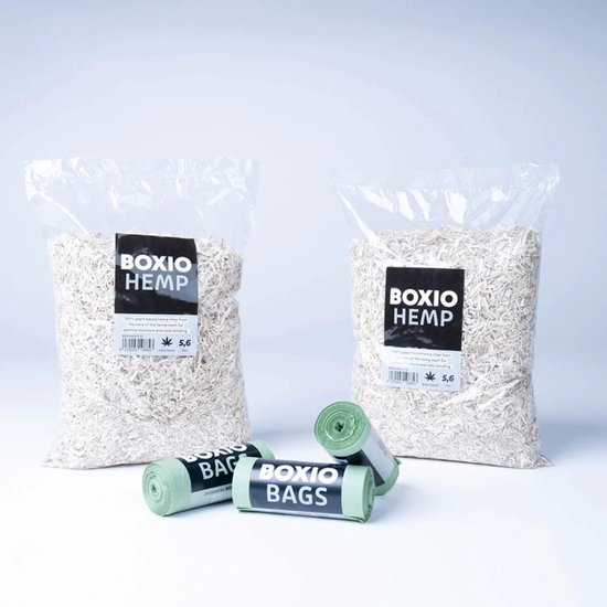 Twee zakken BOXIO HEMP (plantenvezels) en drie rolletjes BOXIO BAGS.