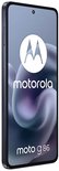 Motorola moto g86 5G in donkergrijs, zijaanzicht met het scherm naar voren gericht.