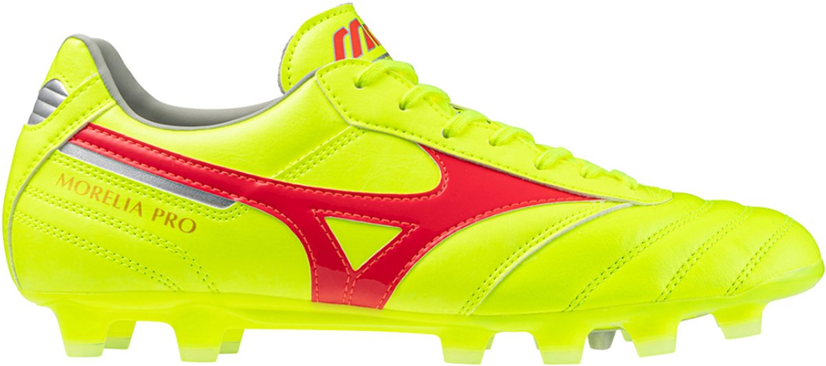 Mizuno Morelia Neo MD voetbalschoenen in felgeel met rode accenten, ontworpen voor optimale prestaties op het veld.