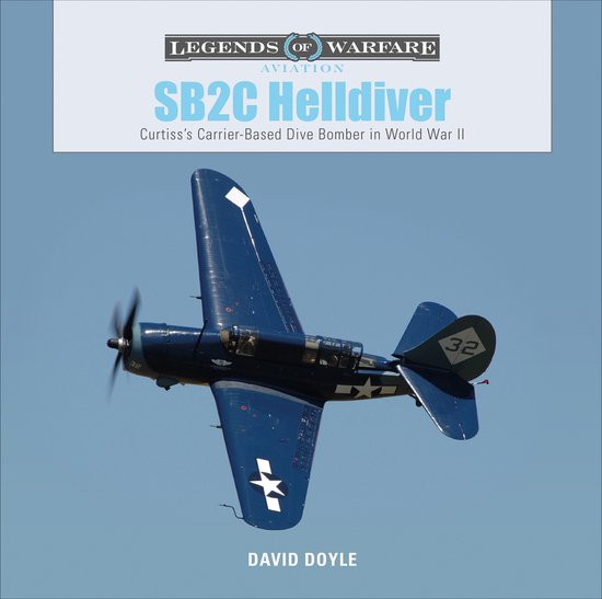 Boekomslag over de SB2C Helldiver, toont een donkerblauw gevechtsvliegtuig uit WOII in de lucht.