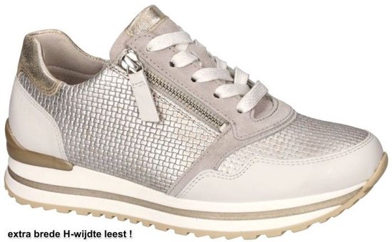 Grijze leren sneaker met zilverkleurige textuur, veters, rits en gouden accenten.
