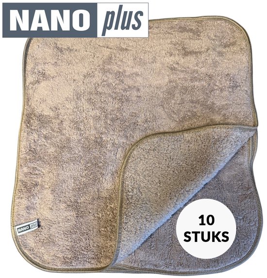 Een enkele taupekleurige microvezeldoek van Nanoplus met een opengeslagen hoek die de zachte textuur onthult. Verpakking voor 10 stuks.