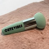 Cute Vibes, Mint professional mini touch-up blender. Plump sponsje met handvat for foundation & poeder cosmetica. Beauty tool, makeup kwast