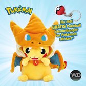 Pikachu knuffel met GRATIS Pokéball sleutelhanger en Pokémon Sticker - Pokémon - Pikachu - Pokemon knuffel - Pikachu pluche - Pokémon speelgoed - Pokémon kaarten - 21 cm - Charizard knuffel -